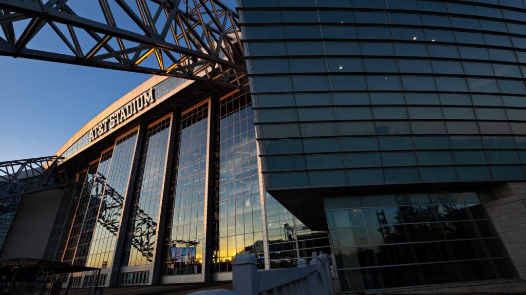 AT&T Stadium employee took money to let fans without tickets in: Cops

 – Gudstory